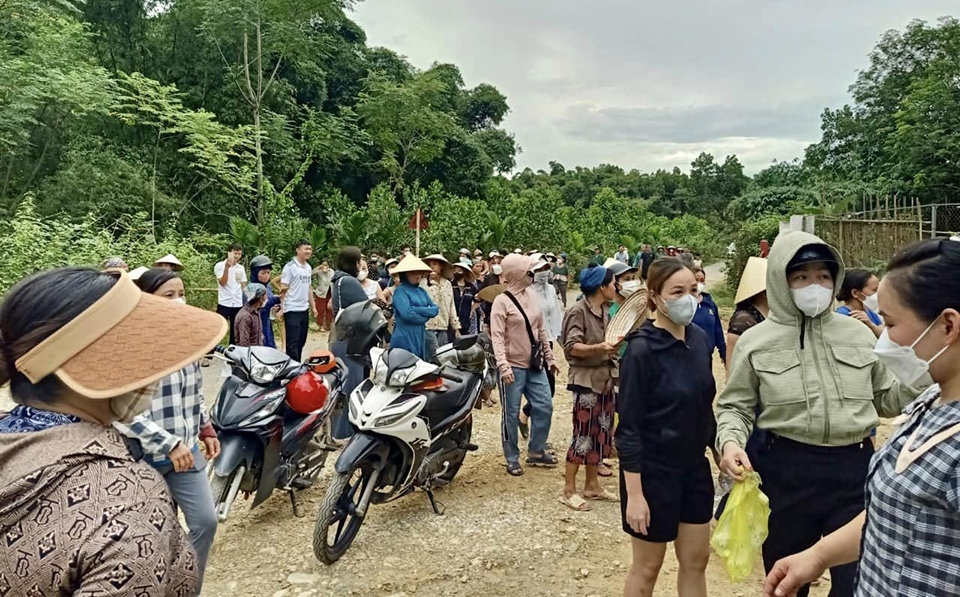 Hàng trăm người tập trung phản đối trước trang trại lợn Công ty CP Đầu tư nông nghiệp Agri-Vina