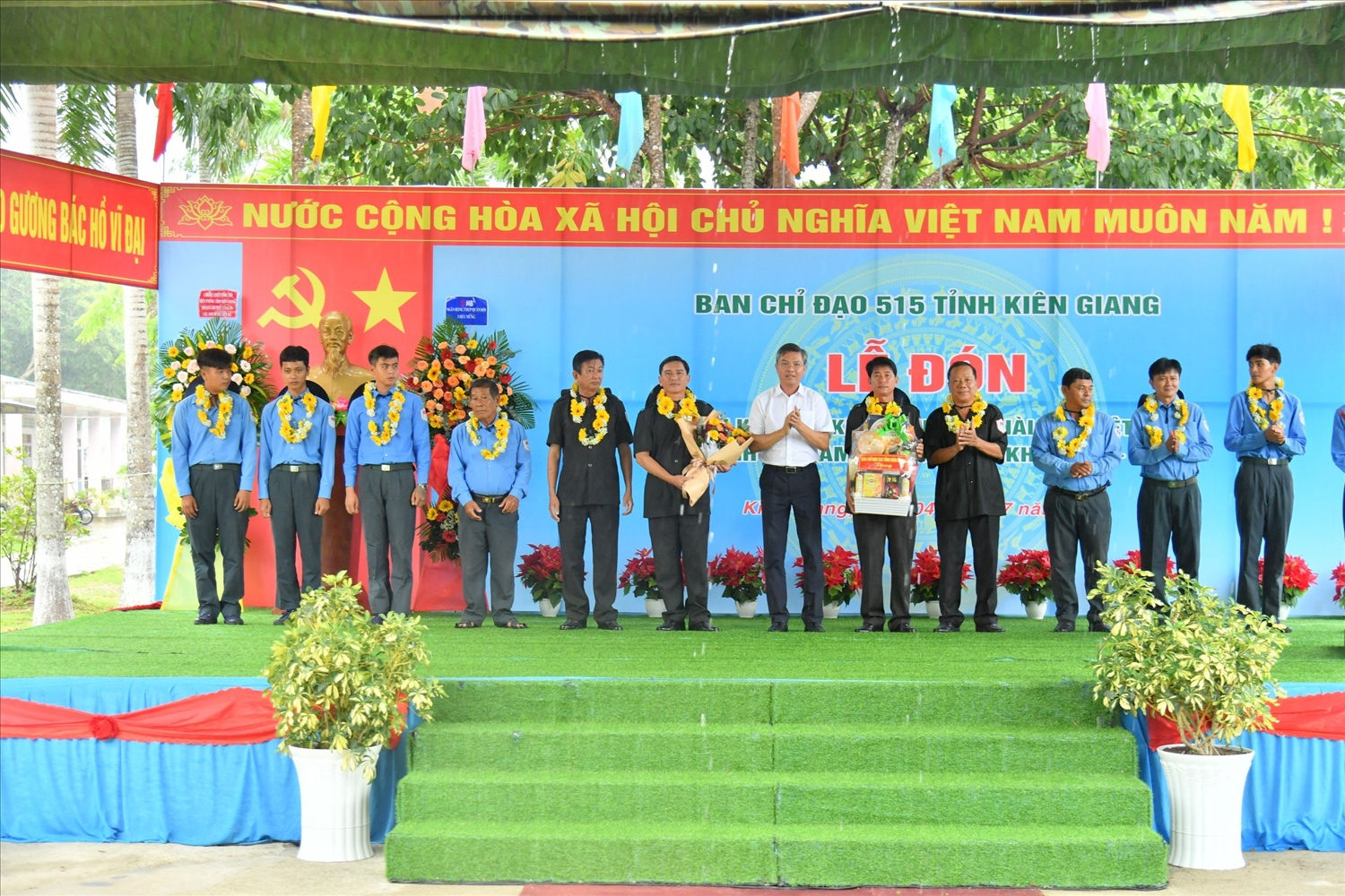 Ông Nguyễn Lưu Trung, Phó Chủ tịch UBND tỉnh, Trưởng Ban Chỉ đạo 515 tỉnh Kiên Giang  trao hoa  và biểu dương  đoàn công tác đã hoàn thành nhiệm vụ 
