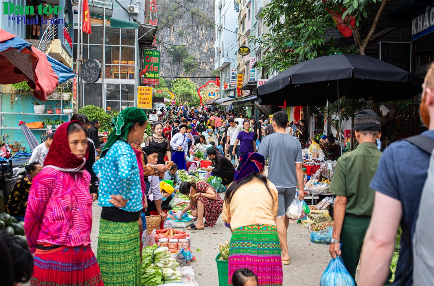 Phiên chợ đã thành nét đẹp sinh hoạt văn hóa của các dân tộc vùng cao. Nhiều người dành cả ngày ở đây để mua sắm, vui chơi, ăn uống.