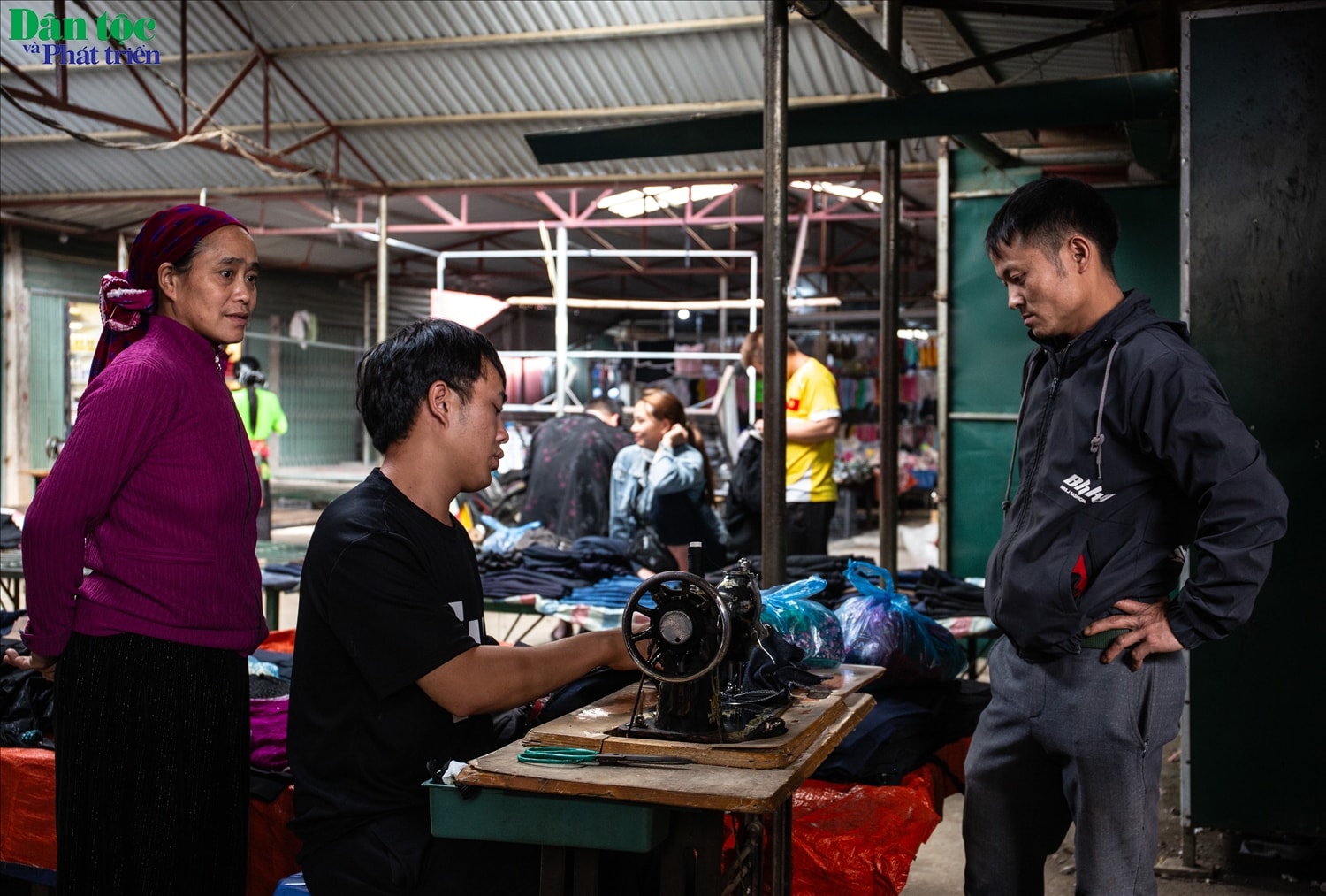 Cũng có đôi khi người tới chợ để sửa lại quần áo, hoặc trao đổi các loại thổ cẩm.