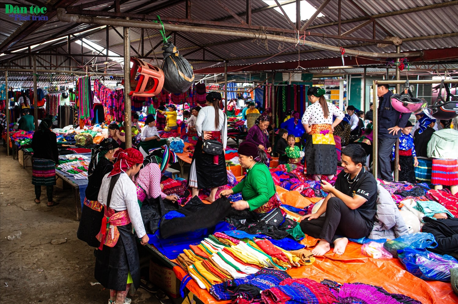 Các trang phục dân tộc ở đây hầu hết là sản phẩm thủ công, ngoài ra cũng có một số đồ may sẵn với thiết kế cách tân để phù hợp với nhu cầu tiêu dùng của khách hàng