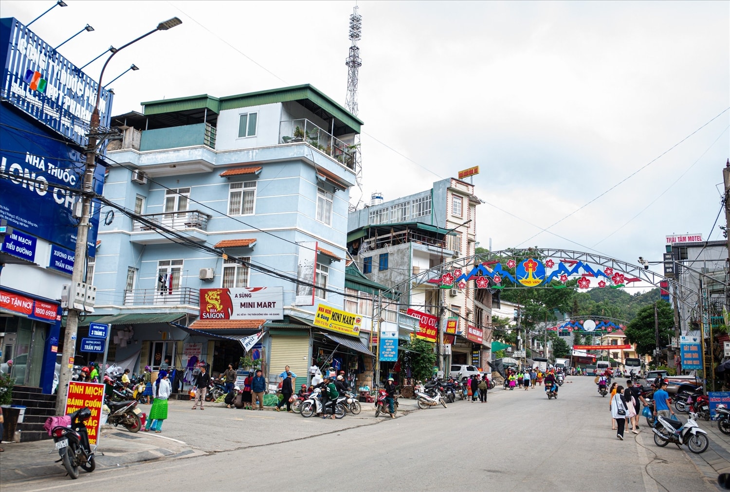 Chủ nhật hàng tuần, đồng bào Dao, Mông, Tày, Nùng, Giáy, Lô Lô… mang các sản phẩm của gia đình tự trồng hoặc tự sản xuất đến chợ phiên Đồng Văn để trao đổi, buôn bán