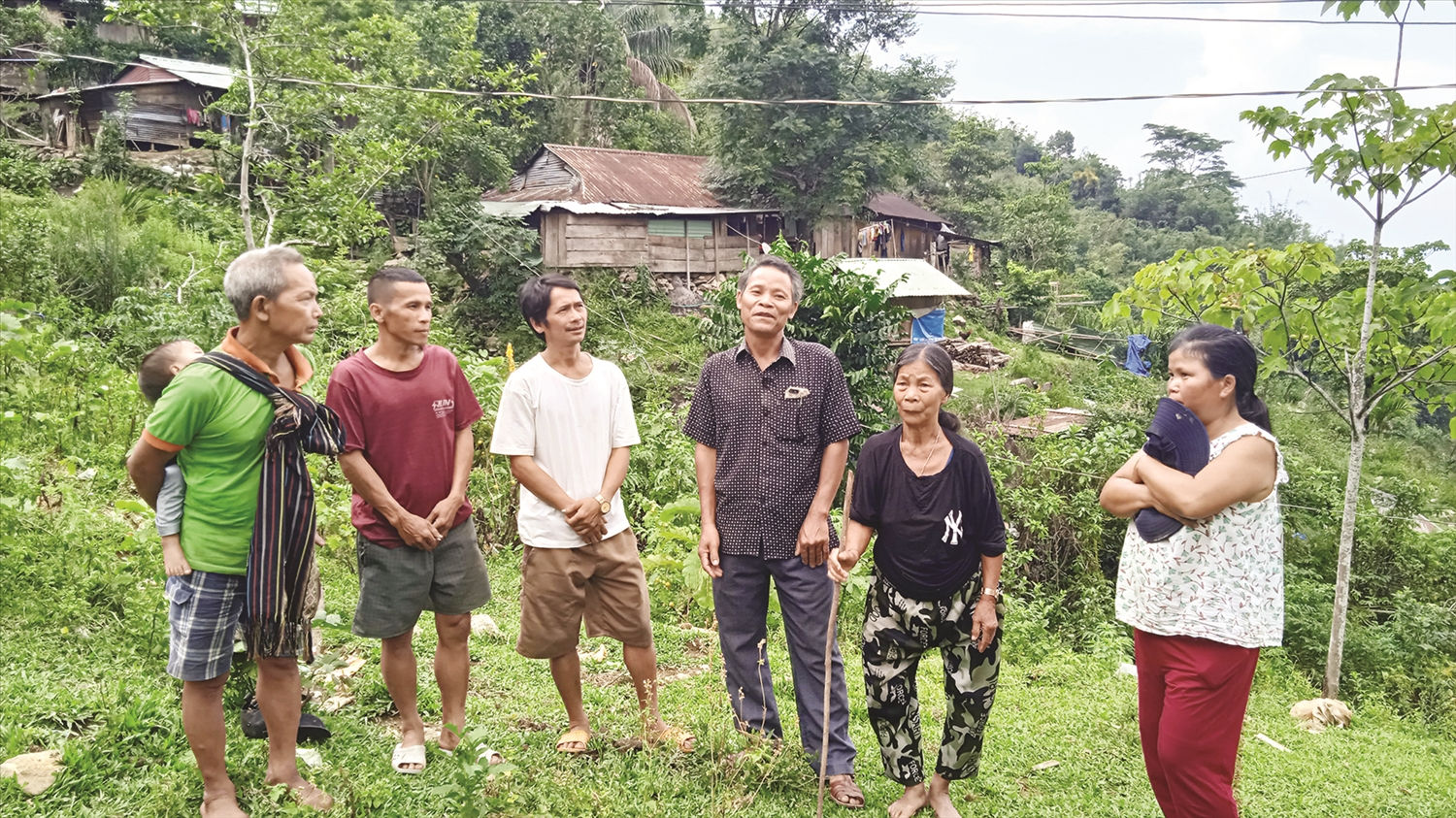 Ông Phạm Huy Hoàng (đứng thứ 3 từ phải qua) luôn gần gũi, nắm bắt tâm tư, nguyện vọng của bà con  để làm tốt công tác tuyên truyền