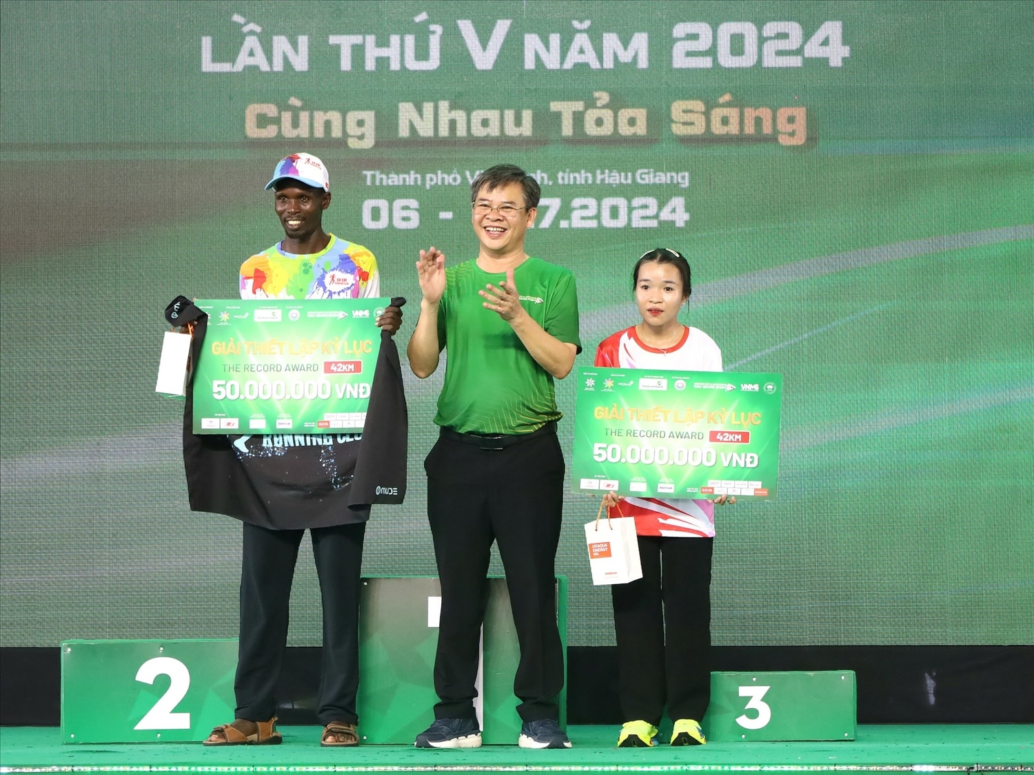 Ông Trương Cảnh Tuyển, Phó Chủ tịch UBND tỉnh Hậu Giang trao giải thiết lập kỷ lục ở cự ly 42km đến vận động viên Edwin Yebei Kiptoo (người Kenya) và vận động viên Lê Thị Tuyết