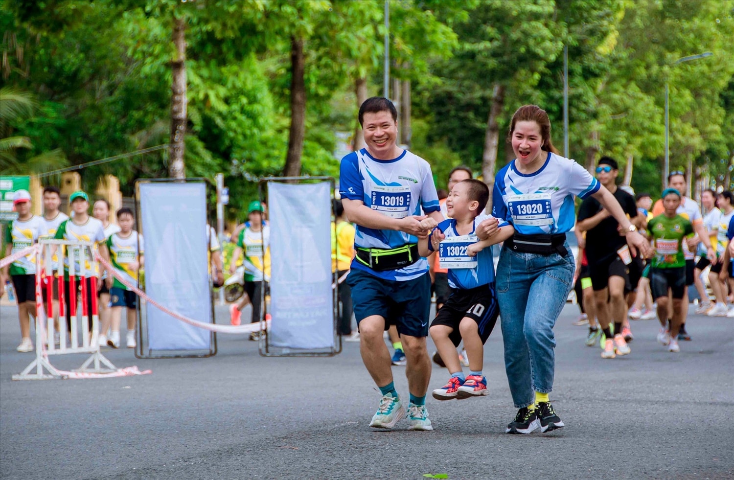  Màn về đích hiệp lực  của  gia đình với cự ly 5 km, đã đưa tinh thần thể thao thật ấn tượng đến  các vận động viên cùng đường đua