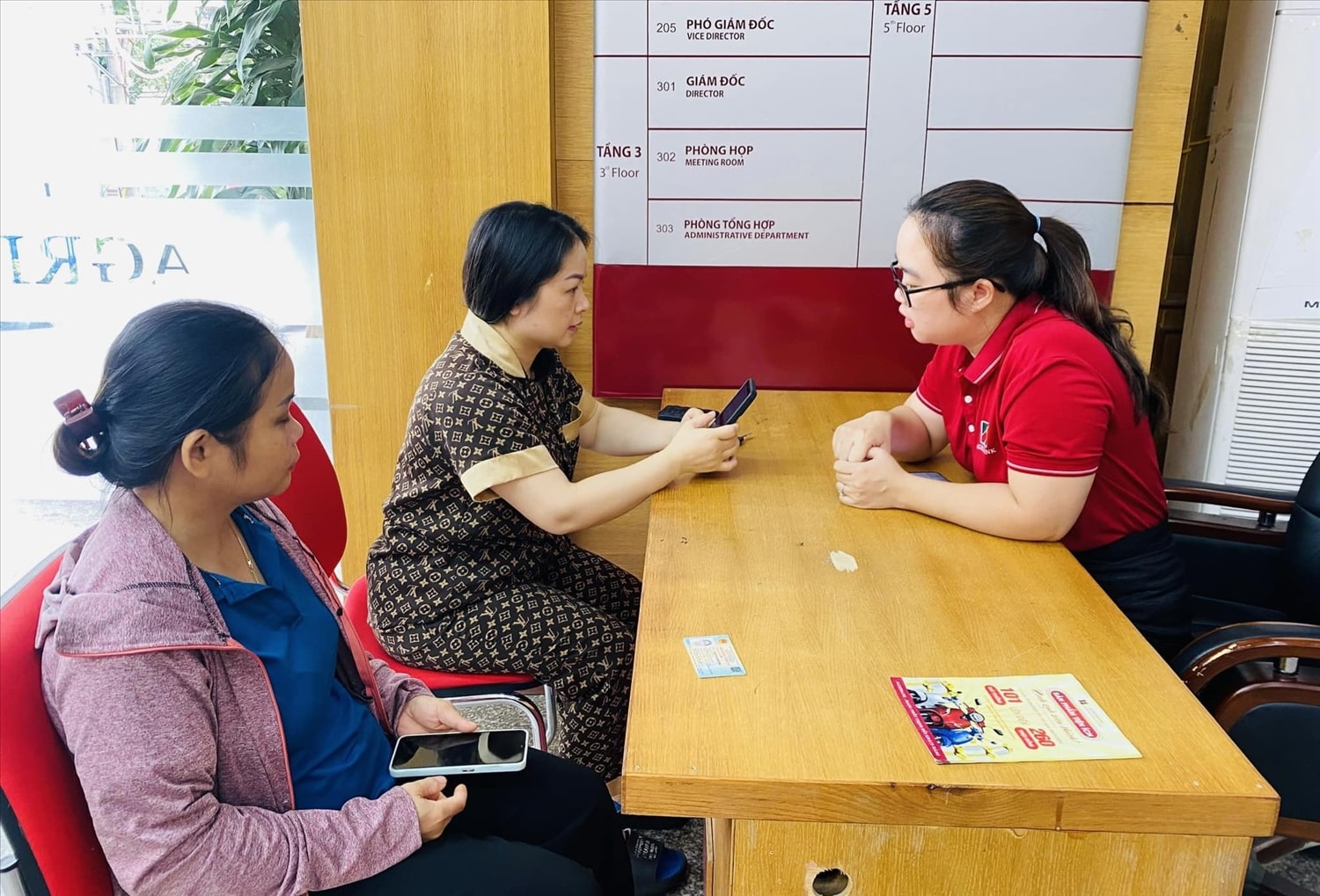 Một Ngân hàng hỗ trợ người dân cài đặt sinh trắc học trên Smartphone. Một Ngân hàng hỗ trợ người dân cài đặt sinh trắc học trên Smartphone.