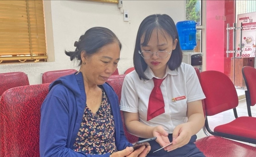 Cán bộ Ngân hàng Agribank huyện Lộc Bình, tỉnh Lạng Sơn hỗ trợ người dân cài đặt sinh trắc học trên Smartphone. Cán bộ Ngân hàng Agribank huyện Lộc Bình, tỉnh Lạng Sơn hỗ trợ người dân cài đặt sinh trắc học trên Smartphone.