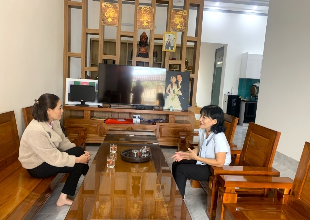 Chị Bùi Thị Ánh Tuyết ở  thị trấn Buôn Trấp (bên phải) đang trao đổi với cán bộ Phòng giao dịch Ngân hàng CSXH huyện Krông Ana