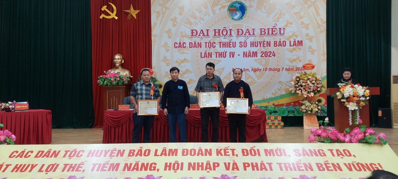 Ông Hà Văn Vui, Phó Trưởng Ban Dân tộc tỉnh Cao Bằng trao Giấy khen của Trưởng Ban Dân tộc tỉnh Cao Bằng cho tập thể và các cá nhân có thành tích xuất sắc tại Đại hội. Ông Hà Văn Vui, Phó Trưởng Ban Dân tộc tỉnh Cao Bằng trao Giấy khen của Trưởng Ban Dân tộc tỉnh Cao Bằng cho tập thể và các cá nhân có thành tích xuất sắc tại Đại hội.