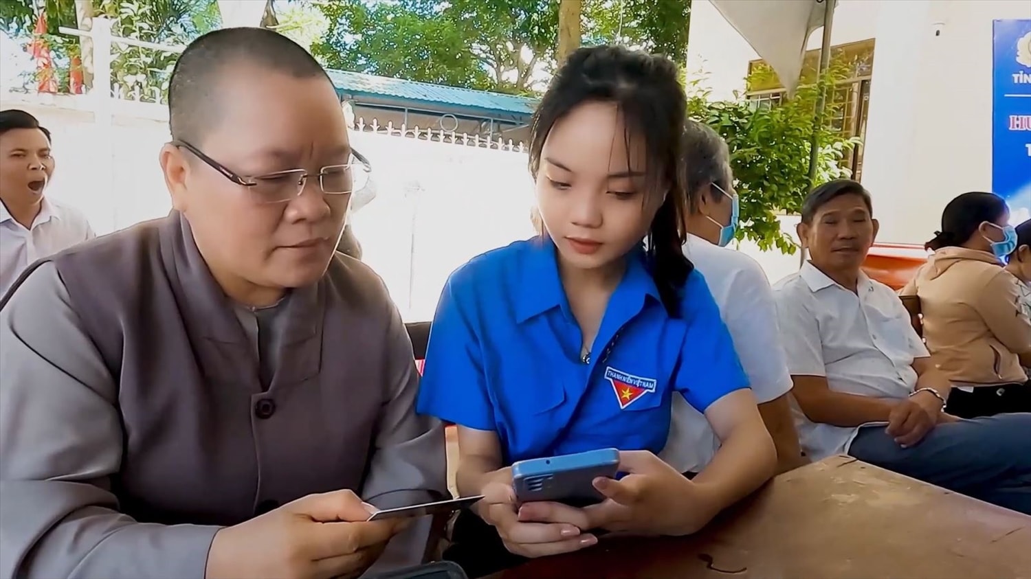 Tổ CNSCĐ hỗ trợ người dân sử dụng ứng dụng trên điện thoại thông minh.