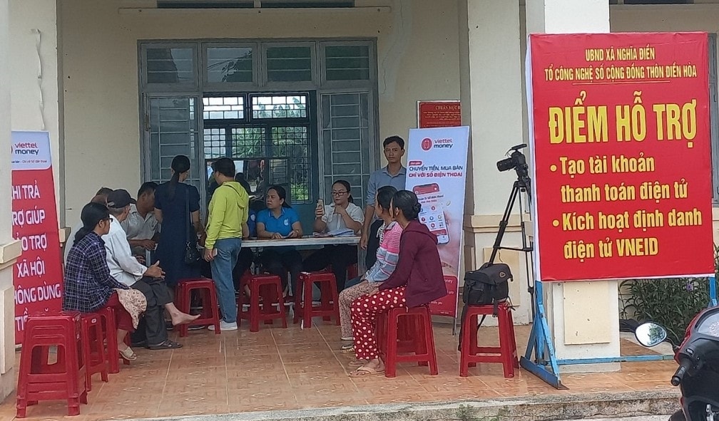 Tổ CNSCĐ xã Nghĩa Điền, huyện Tư Nghĩa hỗ trợ người dân sử dụng ứng dụng trên điện thoại thông minh.