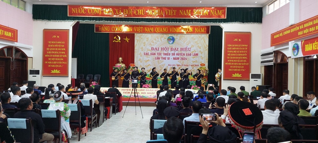 Tiết mục văn nghệ mang đậm bản sắc văn hóa DTTS trình diễn tại Đại hội. Tiết mục văn nghệ mang đậm bản sắc văn hóa DTTS trình diễn tại Đại hội.