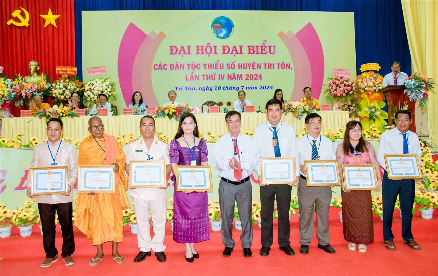 Ông Trần Minh Giang, Phó Chủ tịch UBND huyện Tri Tôn trao Giấy khen cho các cá nhân Ông Trần Minh Giang, Phó Chủ tịch UBND huyện Tri Tôn trao Giấy khen cho các cá nhân