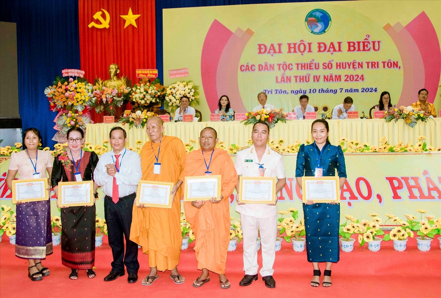 Ông Huỳnh Thành Cư, Phó Trưởng Ban Dân tộc tỉnh trao Giấy khen của Ban Dân tộc tỉnh cho các tập thể và cá nhân Ông Huỳnh Thành Cư, Phó Trưởng Ban Dân tộc tỉnh trao Giấy khen của Ban Dân tộc tỉnh cho các tập thể và cá nhân