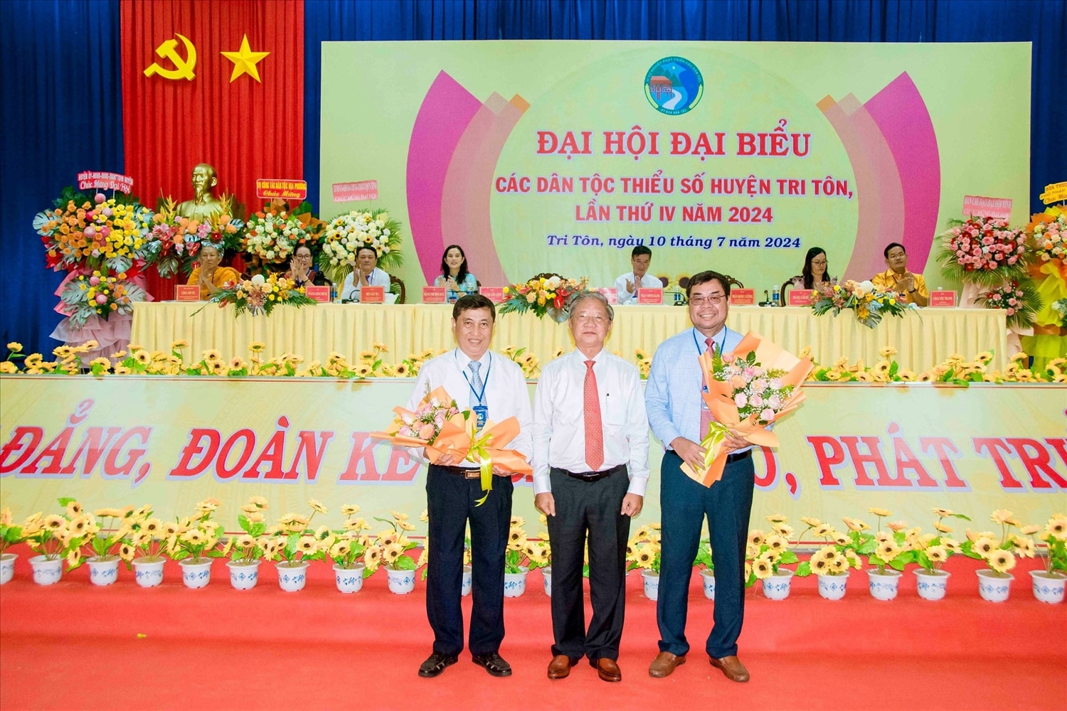 Ông Cao Quang Liêm, Bí thư Huyện ủy, Chủ tịch HĐND huyện Tri Tôn tặng hoa cho ông Sơn Phước Hoan ( bìa trái) , Nguyên Thứ trưởng, Phó Chủ nhiệm Ủy ban Dân tộc và ông Tào Việt Thắng, Vụ phó Vụ Công tác Dân tộc địa phương, Ủy ban Dân tộc Ông Cao Quang Liêm, Bí thư Huyện ủy, Chủ tịch HĐND huyện Tri Tôn tặng hoa cho ông Sơn Phước Hoan ( bìa trái) , Nguyên Thứ trưởng, Phó Chủ nhiệm Ủy ban Dân tộc và ông Tào Việt Thắng, Vụ phó Vụ Công tác Dân tộc địa phương, Ủy ban Dân tộc