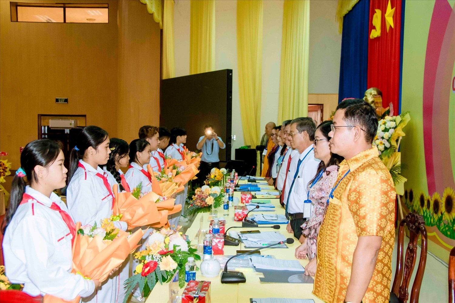 Các em học sinh Trường Dân tộc Nội trú huyện tặng hoa cho Đoàn Chủ tịch đại hội Các em học sinh Trường Dân tộc Nội trú huyện tặng hoa cho Đoàn Chủ tịch đại hội
