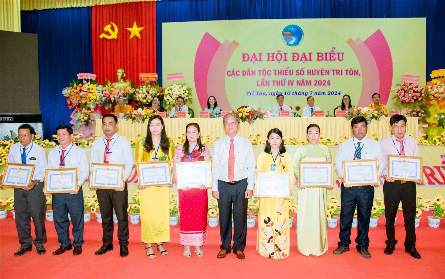 Ông Cao Quang Liêm, Bí thư Huyện ủy, Chủ tịch HĐND huyện Tri Tôn trao Giấy khen của Chủ tịch UBND huyện Tri Tôn cho các tập thể Ông Cao Quang Liêm, Bí thư Huyện ủy, Chủ tịch HĐND huyện Tri Tôn trao Giấy khen của Chủ tịch UBND huyện Tri Tôn cho các tập thể