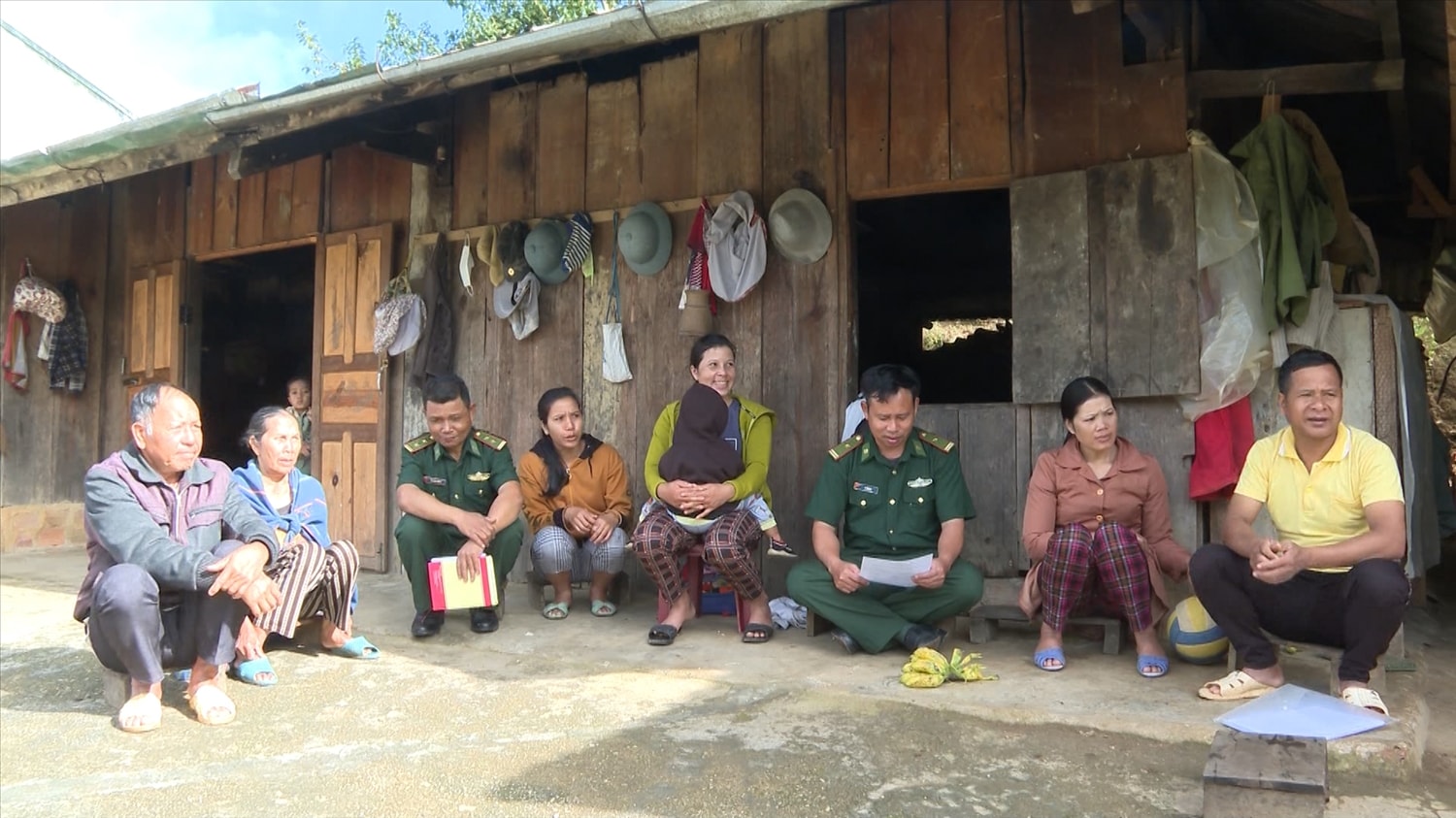 Già làng A Do (ngoài cùng bên trái) cùng với lực lượng Bộ đội Biên phòng tuyên truyền trực tiếp tại các hộ gia đình 