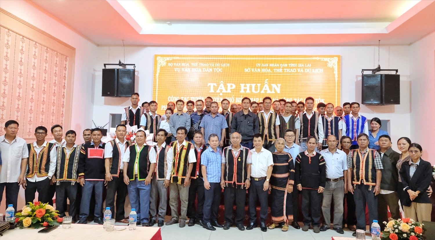 Đội ngũ nghệ nhân, già làng, trưởng thôn, bản và Người có uy tín vùng đồng bào DTTS tham gia lớp tập huấn Đội ngũ nghệ nhân, già làng, trưởng thôn, bản và Người có uy tín vùng đồng bào DTTS tham gia lớp tập huấn