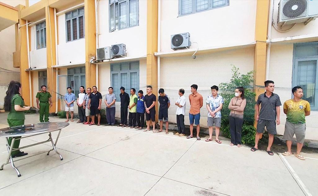 Nhóm đối tượng đường dây cá độ bóng đá tại cơ quan Công an Nhóm đối tượng đường dây cá độ bóng đá tại cơ quan Công an