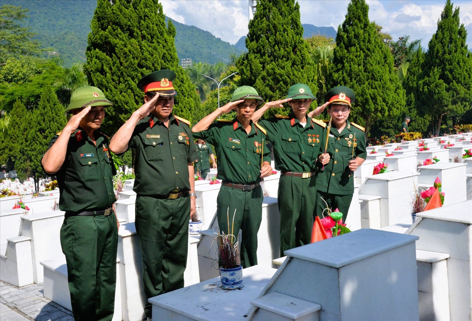 Các cựu chiến binh của Sư đoàn 356 thắp hương cho đồng đội đã ngã xuống Các cựu chiến binh của Sư đoàn 356 thắp hương cho đồng đội đã ngã xuống