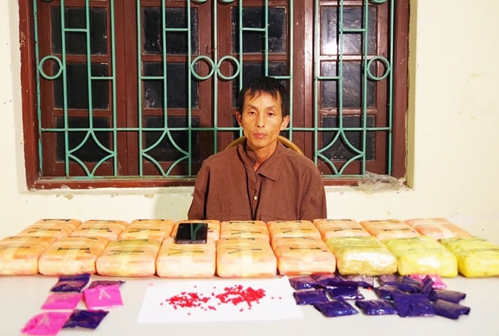 Đối tượng Giàng A Cở cùng tang vật là 112.000 viên ma túy tổng hợp tại cơ quan điều tra Đối tượng Giàng A Cở cùng tang vật là 112.000 viên ma túy tổng hợp tại cơ quan điều tra