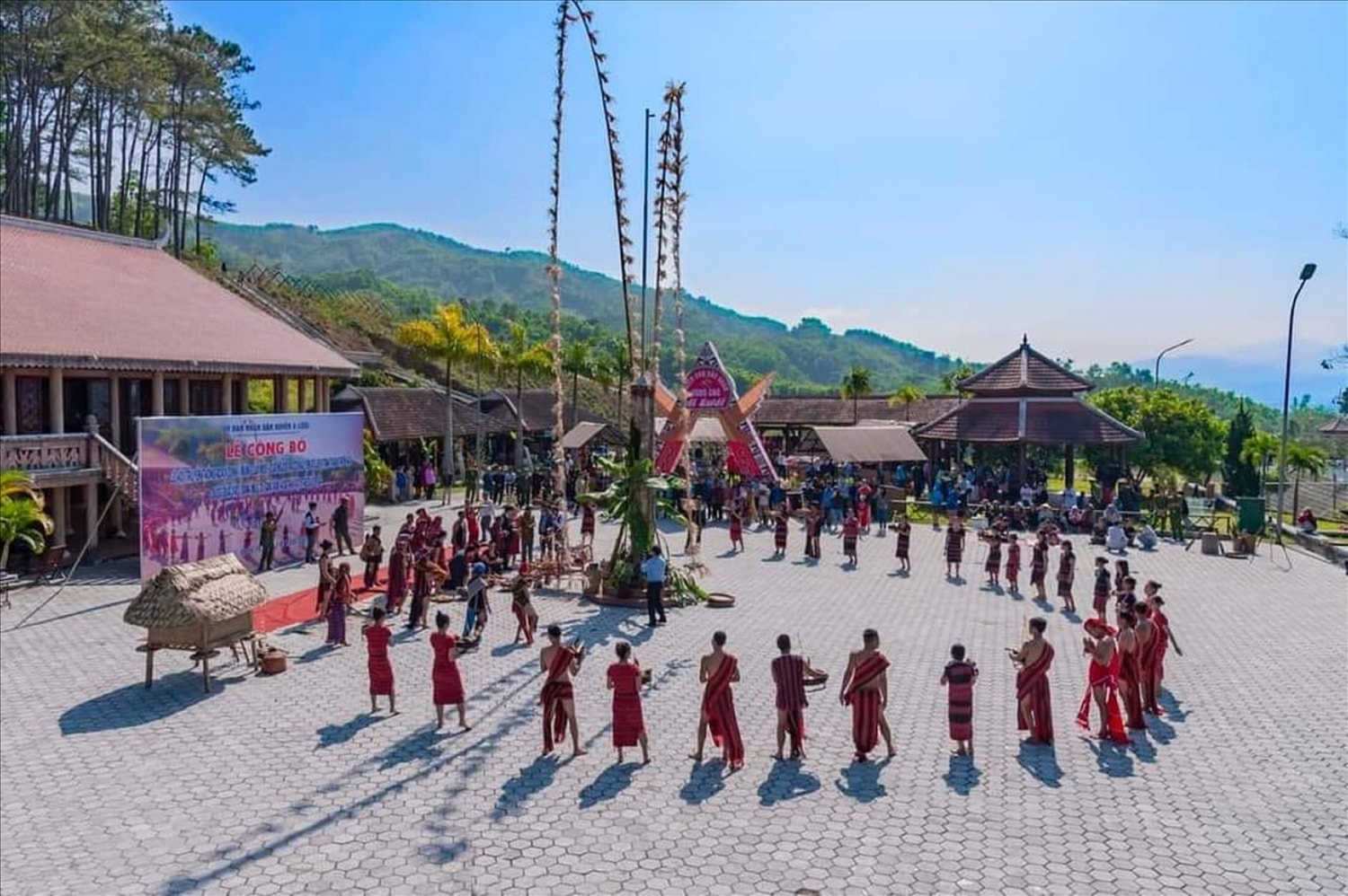 Nhờ các thiết chế văn hóa được đầu tư xây dựng khang trang, công tác bảo tồn các giá trị văn hóa các DTTS trên địa bàn huyện A Lưới luôn chính quyền và Nhân dân quan tâm, phát huy. Nhờ các thiết chế văn hóa được đầu tư xây dựng khang trang, công tác bảo tồn các giá trị văn hóa các DTTS trên địa bàn huyện A Lưới luôn chính quyền và Nhân dân quan tâm, phát huy.