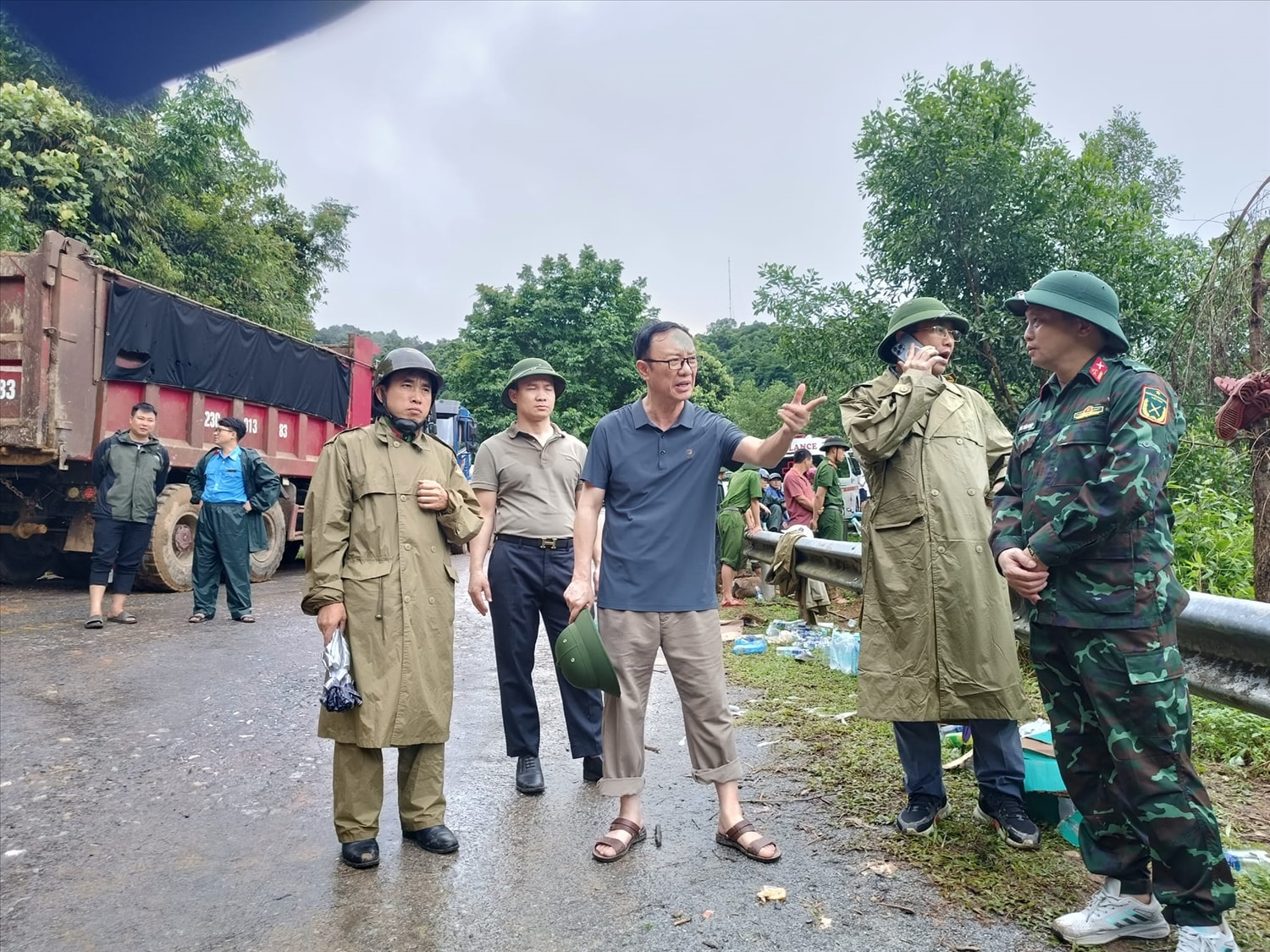Phó Chủ tịch HĐND tỉnh Hà Giang Thào Hồng Sơn yêu cầu các lực lượng tham gia cứu hộ phải đảm bảo an toàn cho người tham gia tìm kiếm Phó Chủ tịch HĐND tỉnh Hà Giang Thào Hồng Sơn yêu cầu các lực lượng tham gia cứu hộ phải đảm bảo an toàn cho người tham gia tìm kiếm