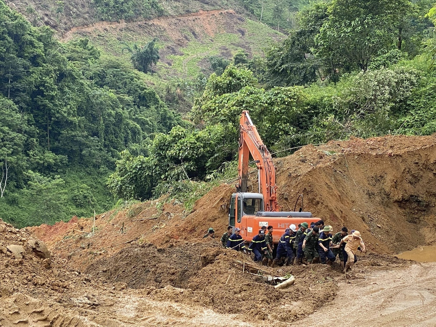 Nhiều máy móc đã được huy động tới hiện trường Nhiều máy móc đã được huy động tới hiện trường