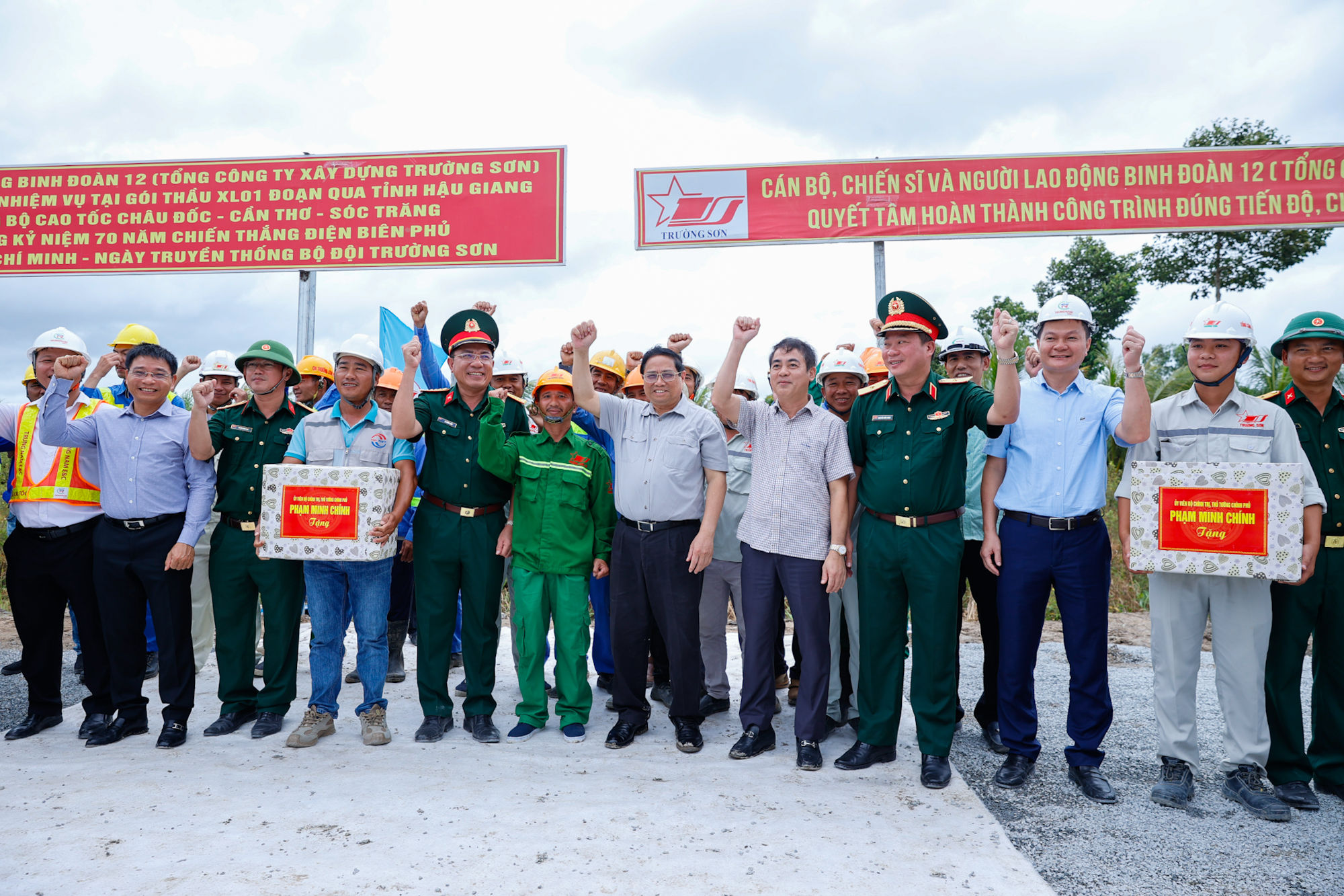 Thủ tướng nhấn mạnh yêu cầu bảo đảm tiến độ, chất lượng dự án, bảo đảm kỹ thuật, mỹ thuật, an toàn, vệ sinh môi trường, phòng, phòng chống tham nhũng, tiêu cực và bảo đảm người dân đến nơi ở mới có cuộc sống tốt hơn nơi ở cũ - Ảnh: VGP/Nhật Bắc