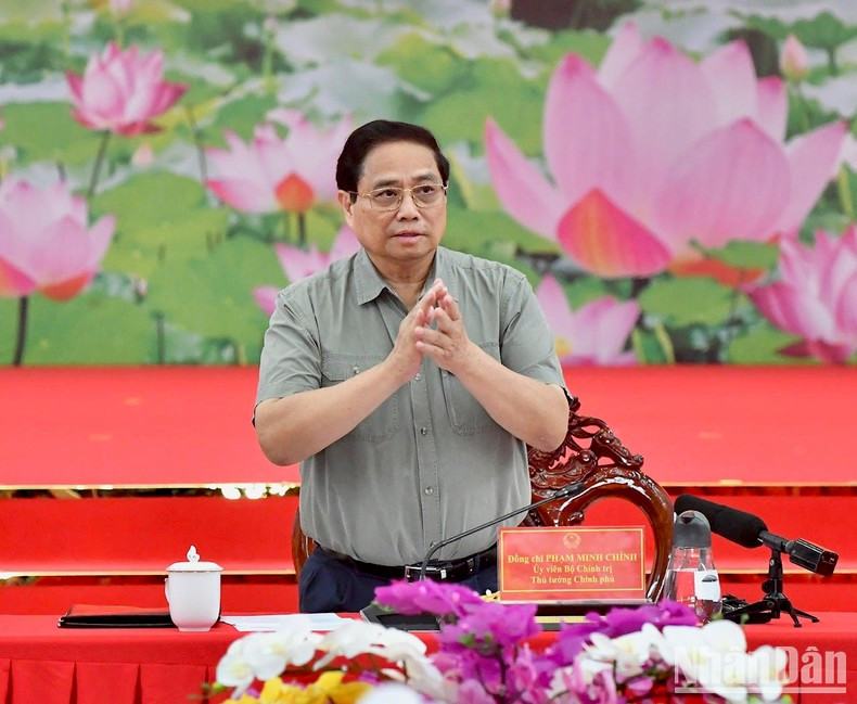 Thủ tướng Phạm Minh Chính chủ trì cuộc làm việc với các bộ, ngành, địa phương tháo gỡ khó khăn, thúc đẩy phát triển hạ tầng giao thông Đồng bằng sông Cửu Long (Ảnh: Thanh Giang).