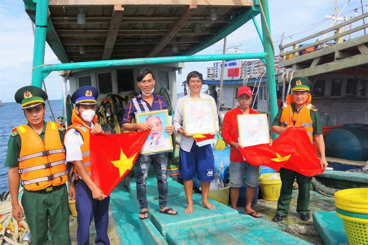 Cán bộ Đồn BP Thổ Châu tham gia  tuyên truyền và nhân rộng  mô hình: Tập thể Đồn Biên phòng Thổ Châu “Khéo vận động ngư dân chấp hành tốt trong phòng, chống khai thác IUU”  do đơn vị xây dựng và đạt giải nhất Hội thi dân vận khéo 