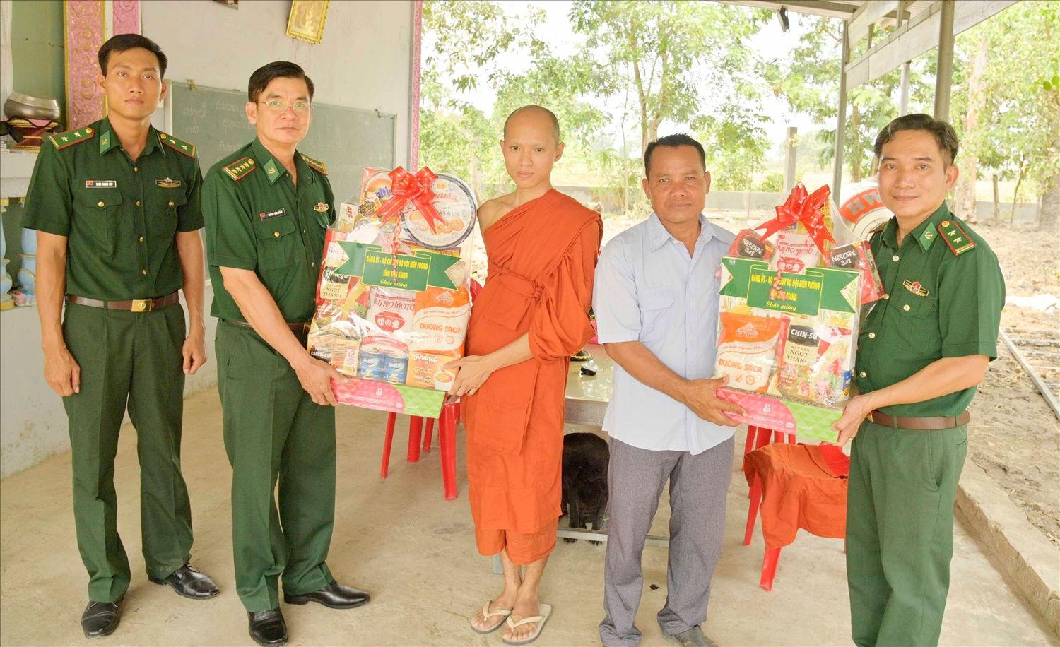 Trung tá Danh Tâm (bìa phải) được Đảng uỷ, Bộ Chỉ huy BĐBP tỉnh phân công về  nhận nhiệm vụ Chính trị viên Đồn BP Phú Mỹ  ở huyện Giang Thành, tỉnh Kiên Giang