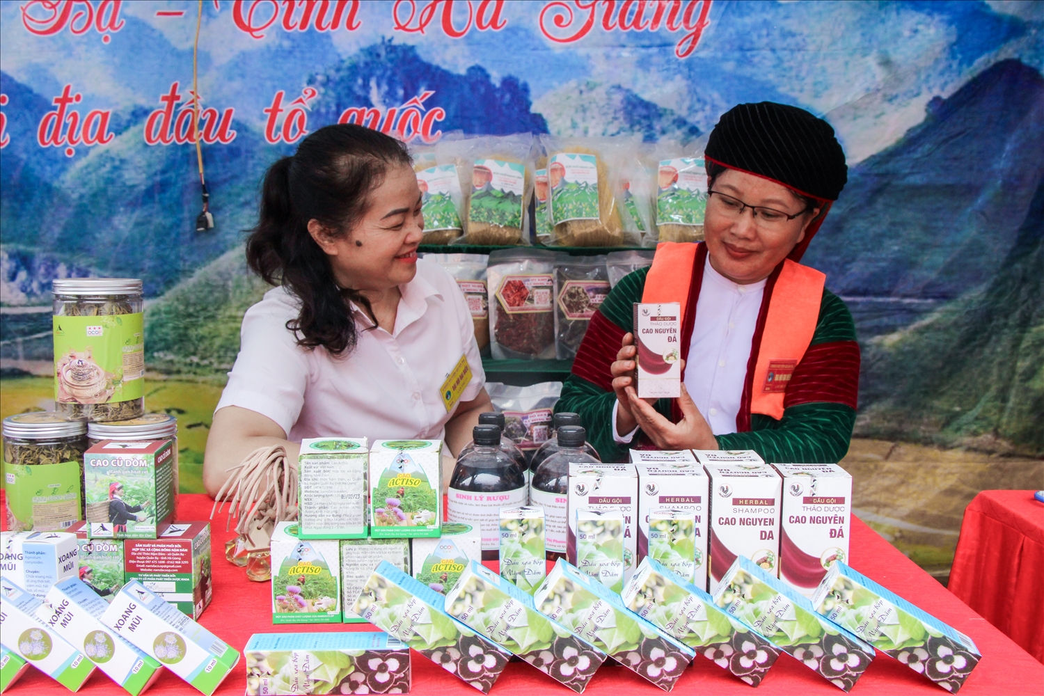 Các sản phẩm OCOP của huyện Quản Bạ đang được phát triển theo hướng hàng hóa và chuyên nghiệp Các sản phẩm OCOP của huyện Quản Bạ đang được phát triển theo hướng hàng hóa và chuyên nghiệp