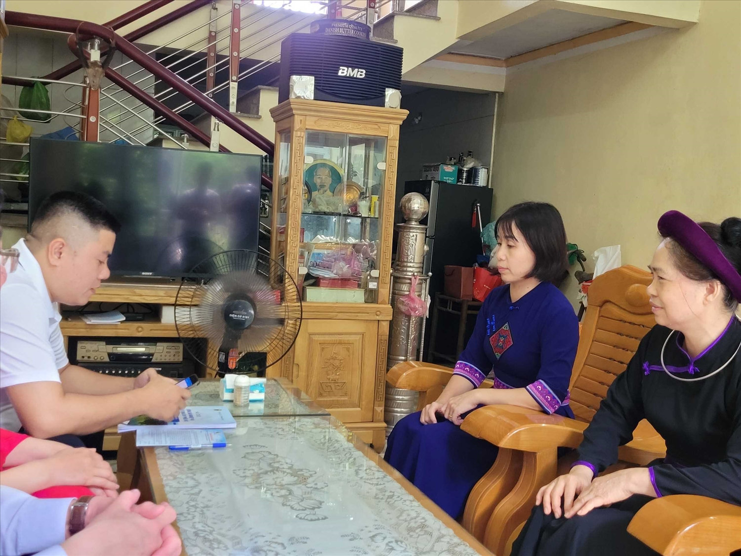 Điều tra viên phỏng vấn, thu thập thông tin  tại hộ gia đình  bà Lương Thị Vỳ người dân tộc Tày tại Khu Bình Công 2, thị trấn Bình Liêu