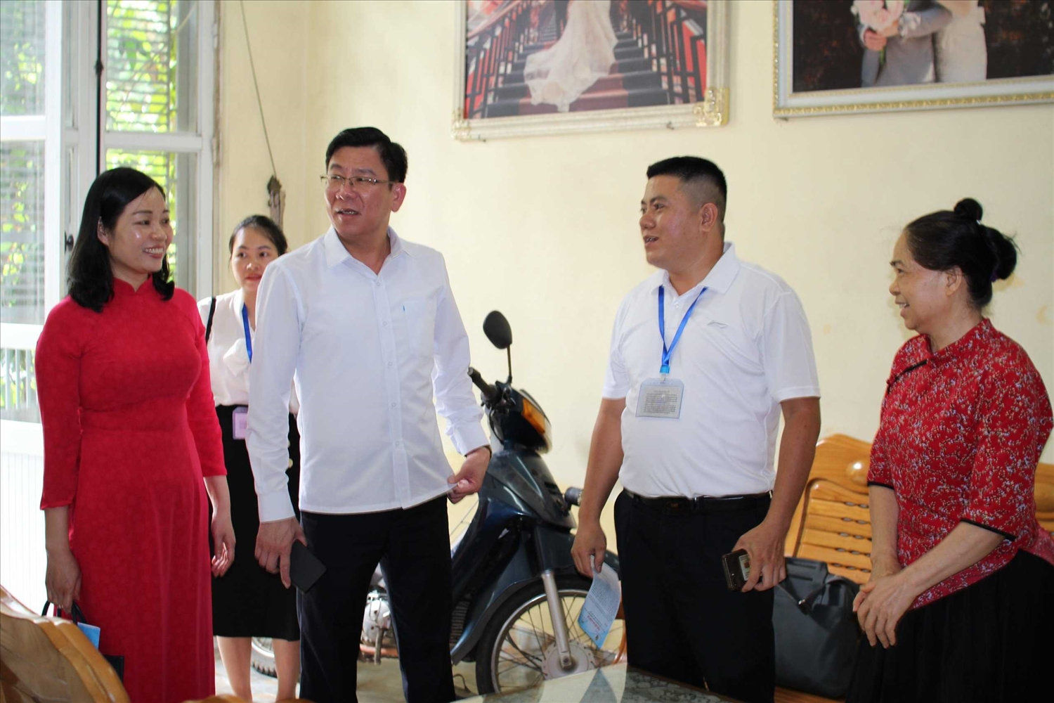 Lãnh đạo Ban Dân tộc tỉnh Quảng Ninh, Cục Thống kê tỉnh dự buổi phóng vấn đầu tiên tại hộ gia đình bà Lương Thị Vỳ,  người dân tộc Tày tại Khu Bình Công 2, thị trấn Bình Liêu