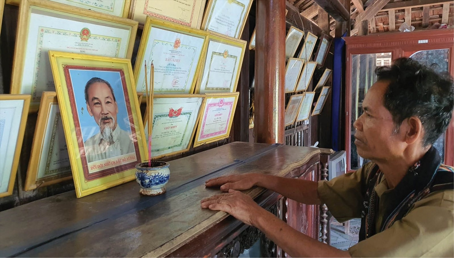 Trong ngôi nhà Gươl của ông Ra Pát A Ray nói riêng và đồng bào Cơ Tu nói chung, ảnh Bác Hồ luôn được đặt ở vị trí trang trọng Trong ngôi nhà Gươl của ông Ra Pát A Ray nói riêng và đồng bào Cơ Tu nói chung, ảnh Bác Hồ luôn được đặt ở vị trí trang trọng