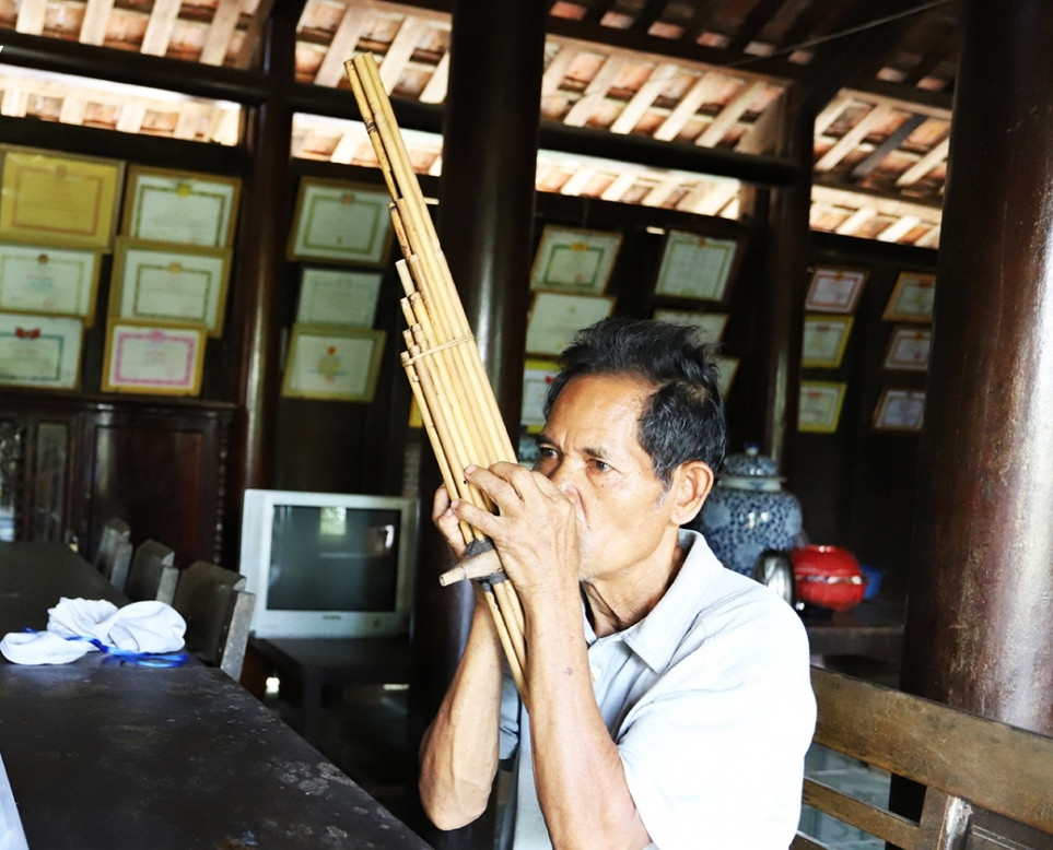 Không chỉ biết dựng nhà Gươl, Người uy tín Ra Pát A Ray còn biết chơi nhiều loại nhạc cụ dân tộc của đồng bào Cơ Tu Không chỉ biết dựng nhà Gươl, Người uy tín Ra Pát A Ray còn biết chơi nhiều loại nhạc cụ dân tộc của đồng bào Cơ Tu