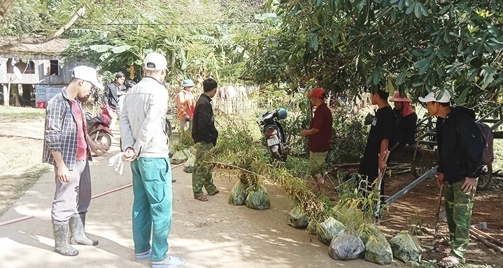 Chuyển cây bản địa phục vụ việc trồng rừng tự nhiên ở thôn Trăng - Tà Puồng Chuyển cây bản địa phục vụ việc trồng rừng tự nhiên ở thôn Trăng - Tà Puồng