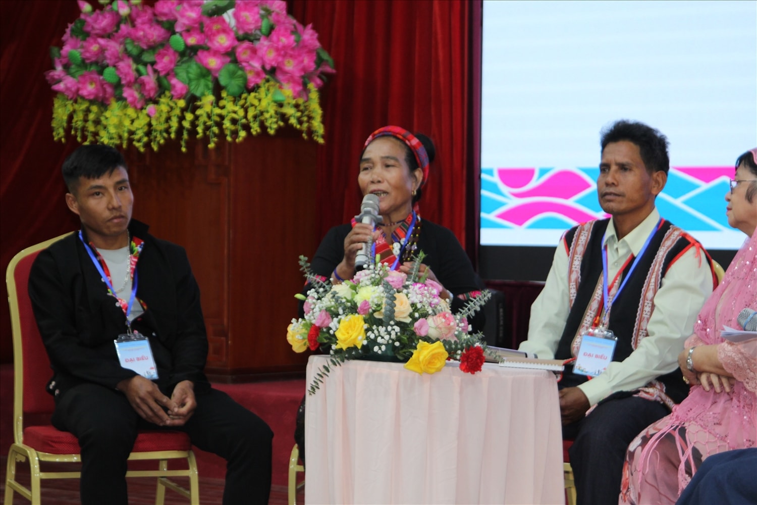 Bà Hồ Thị Con (người ngồi giữa) tiên phong phá bỏ tục Bà Hồ Thị Con (người ngồi giữa) tiên phong phá bỏ tục