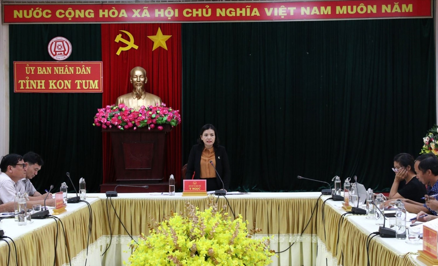 Bà Y Ngọc -  Phó Chủ tịch UBND tỉnh Kon Tum phát biểu chỉ đạo tại cuộc họp
