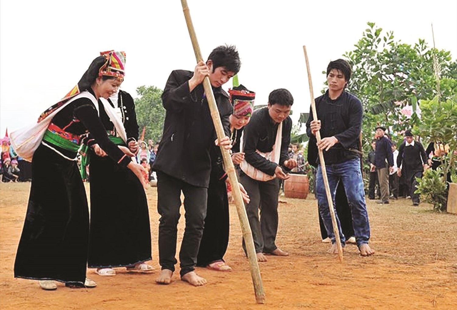 Đồng bào Khơ Mú tái hiện điệu múa chọc lỗ tra hạt Đồng bào Khơ Mú tái hiện điệu múa chọc lỗ tra hạt