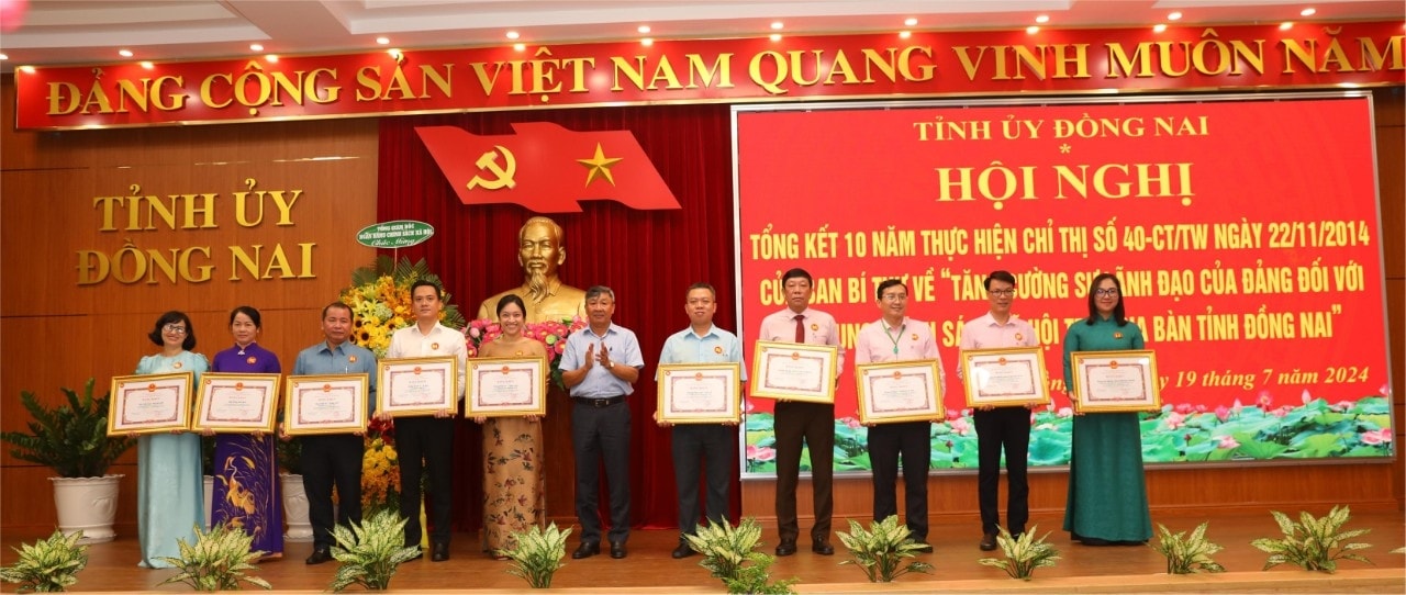 Phó Bí thư Thường trực Tỉnh ủy Hồ Thanh Sơn trao tặng Bằng khen của Chủ tịch UBND tỉnh cho các tập thể, cá nhân có  thành tích tiêu biểu, xuất sắc trong 10 năm triển khai, thực hiện Chỉ thị số 40.