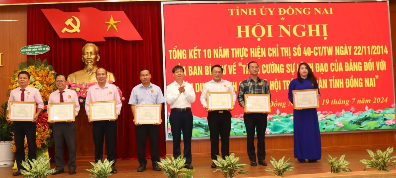 Ông Nguyễn Mạnh Tú, Uỷ vien Hội đồng quản trị, Trưởng Ban kiểm soát NHCSXH Việt Nam tặng giấy khen của Tổng Giám đốc NHCSXH Việt Nam cho 09 tập thể và 12 cá nhân có thành tích xuất sắc trong 10 năm thực hiện Chỉ thị 40 của Ban Bí thư. 