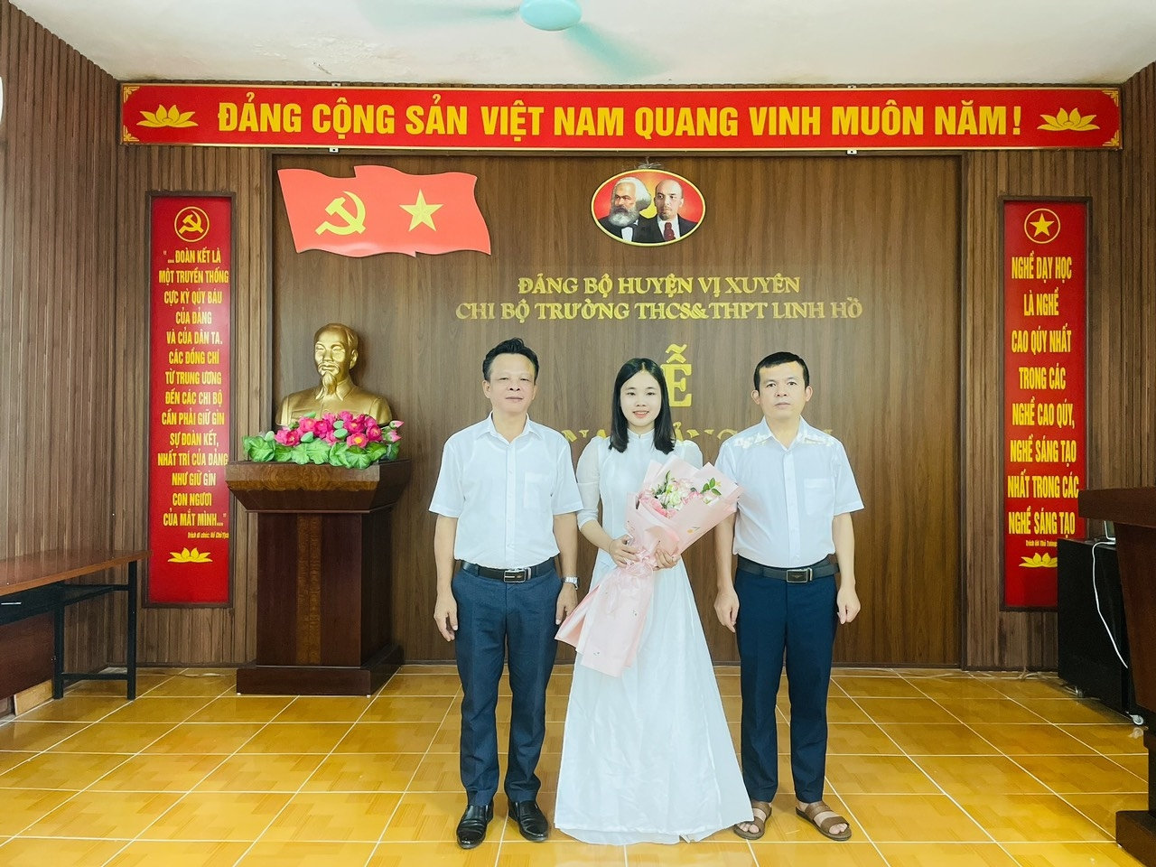 Ngày 17/7, Hậu Thúy Hằng vinh dự được kết nạp vào Đảng cộng sản Việt Nam.   