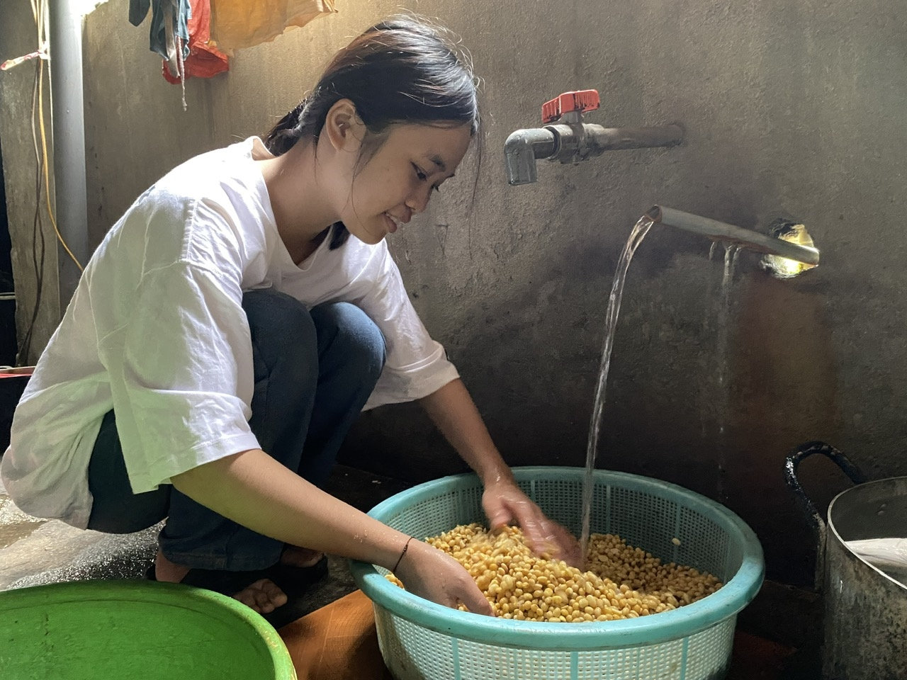 Hậu Thúy Hằng tranh thủ giúp bố mẹ làm đậu phụ.  