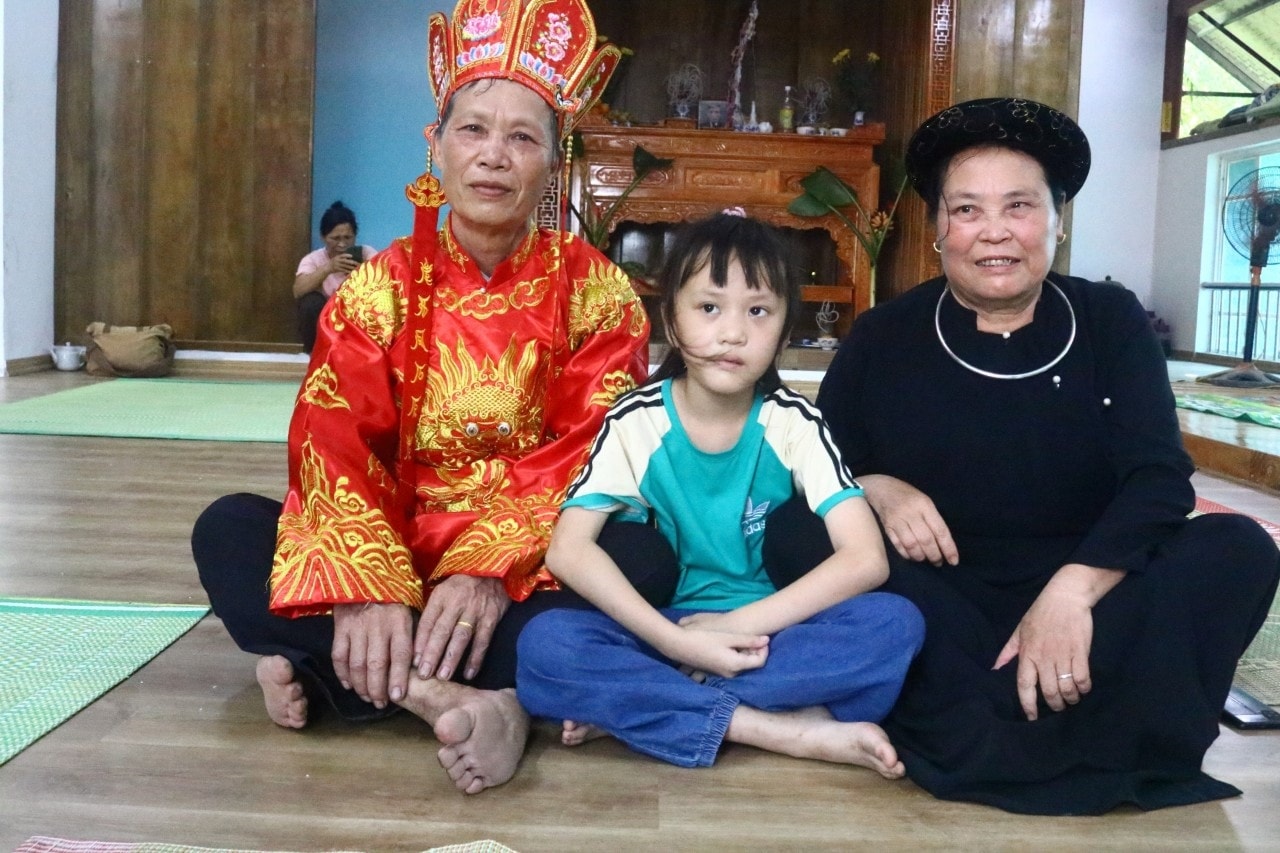 Sau khi hoàn thành các thủ tục lễ cấp sắc, ông Ma Đình Sung chính thức trở thành thầy cúng, được phép thực hành các nghi lễ trong gia đình, dòng họ, cộng đồng thôn, làng Sau khi hoàn thành các thủ tục lễ cấp sắc, ông Ma Đình Sung chính thức trở thành thầy cúng, được phép thực hành các nghi lễ trong gia đình, dòng họ, cộng đồng thôn, làng