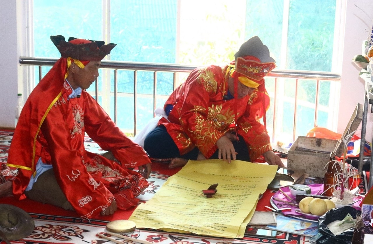 Lễ cấp sắc được người dân coi là nghi lễ khá nghiêm ngặt và phải chuẩn bị thật chu đáo Lễ cấp sắc được người dân coi là nghi lễ khá nghiêm ngặt và phải chuẩn bị thật chu đáo