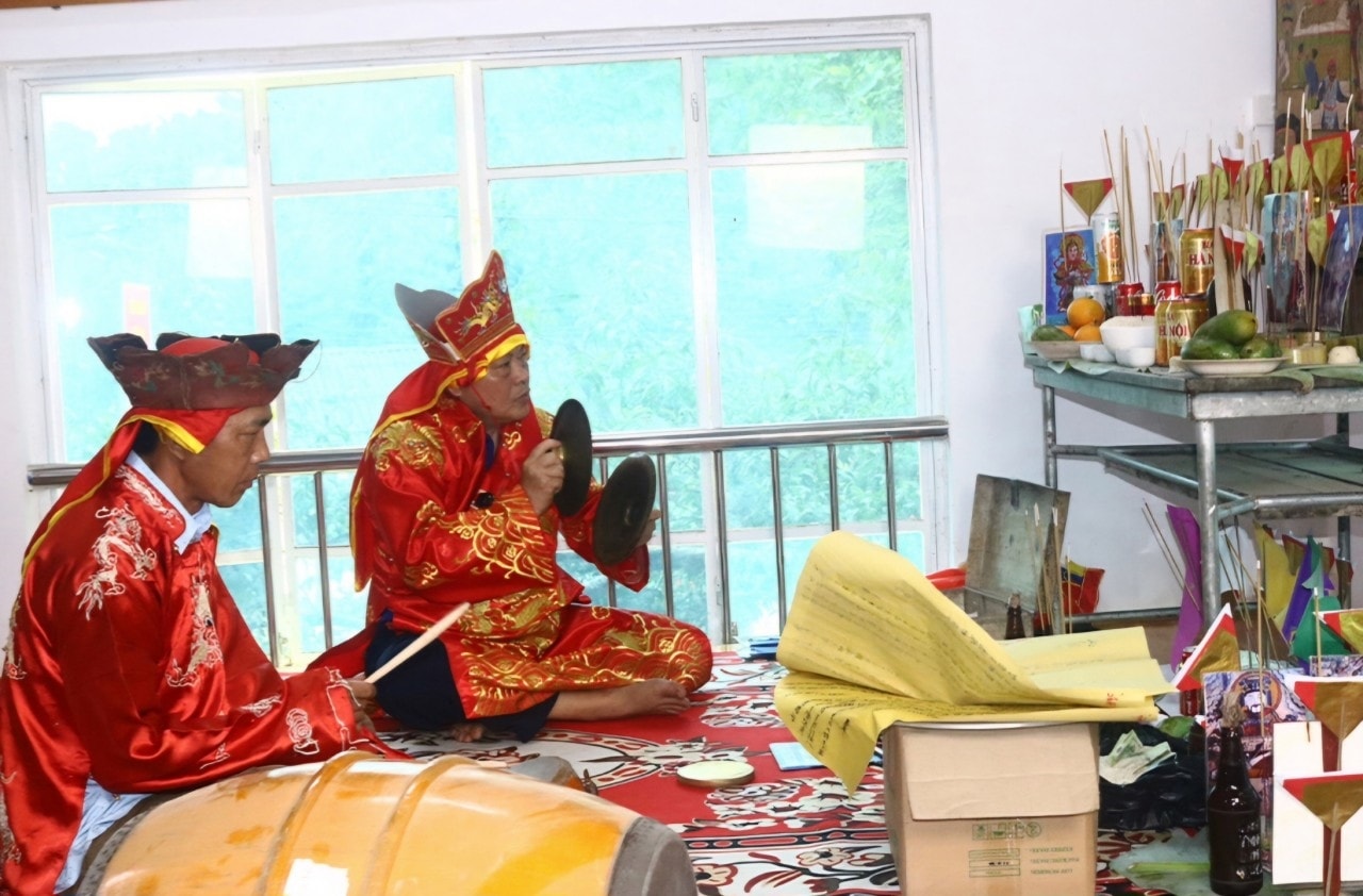 Lễ cấp sắc của đồng bào dân tộc Tày đã có nhiều thay đổi, những nghi lễ được giản ước, phù hợp hơn với cuộc sống hiện đại Lễ cấp sắc của đồng bào dân tộc Tày đã có nhiều thay đổi, những nghi lễ được giản ước, phù hợp hơn với cuộc sống hiện đại