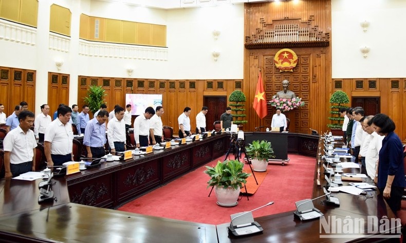 Thủ tướng Phạm Minh Chính và các đại biểu tham dự cuộc họp dành một phút mặc niệm tưởng nhớ Tổng Bí thư Nguyễn Phú Trọng (Ảnh: Trần Hải) Thủ tướng Phạm Minh Chính và các đại biểu tham dự cuộc họp dành một phút mặc niệm tưởng nhớ Tổng Bí thư Nguyễn Phú Trọng (Ảnh: Trần Hải)